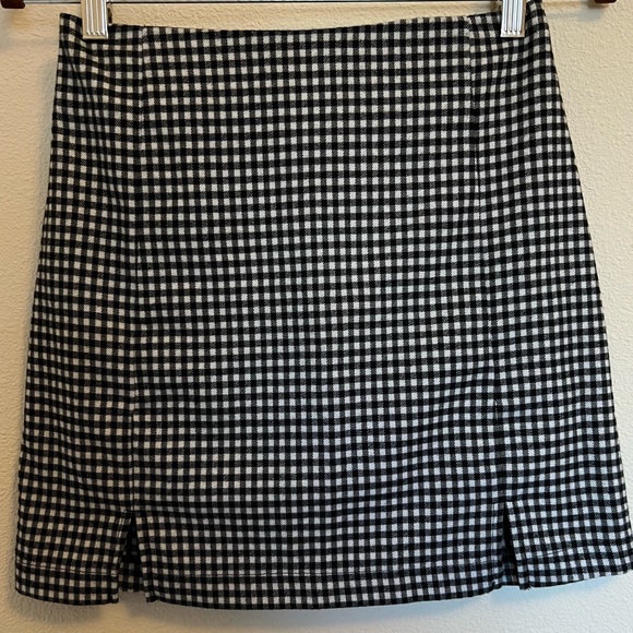 Eyeshadow B&W Mini Gingham Skirt with Small Slit Detailing - Size 5 (EUC) - Picture 2 of 6